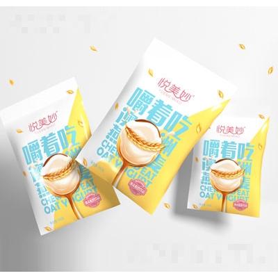 悅美妙嚼著吃燕麥酸奶飲品